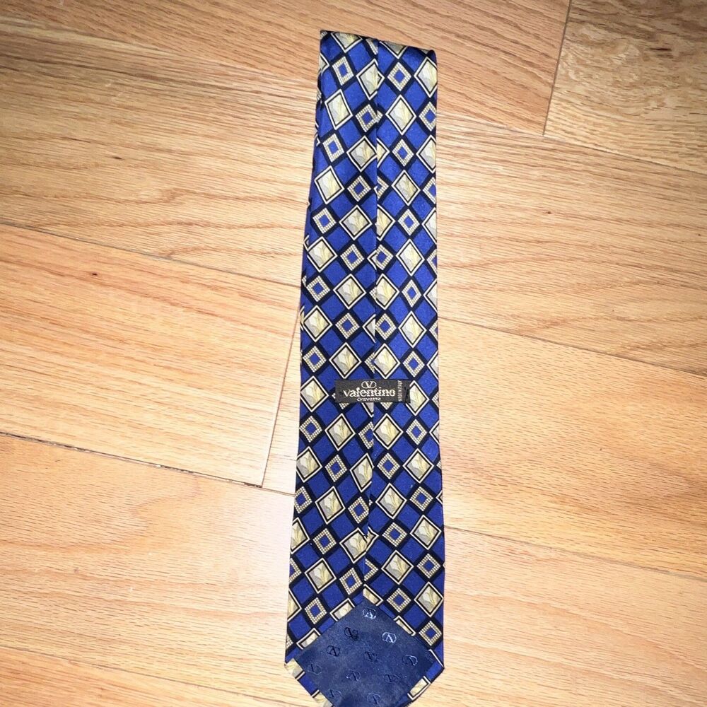 Valentino Cravatte 100% Silk Woven Geometric Tie Blue/Gold/White Logo